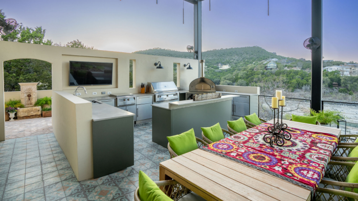 Outdoor Gourmet kitchen with high-performance appliances